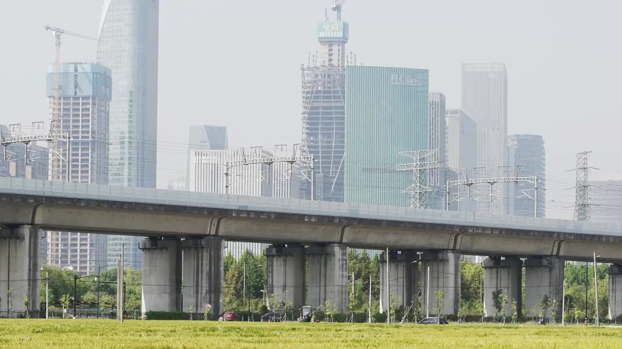 穿过城市的高速铁路