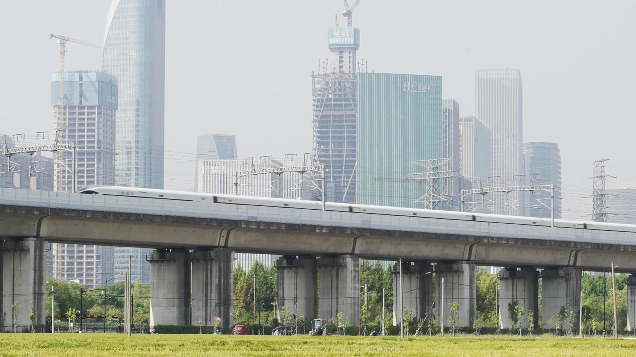 詳情圖-穿過城市的高速鐵路