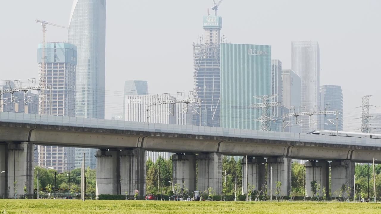 詳情圖-穿過城市的高速鐵路
