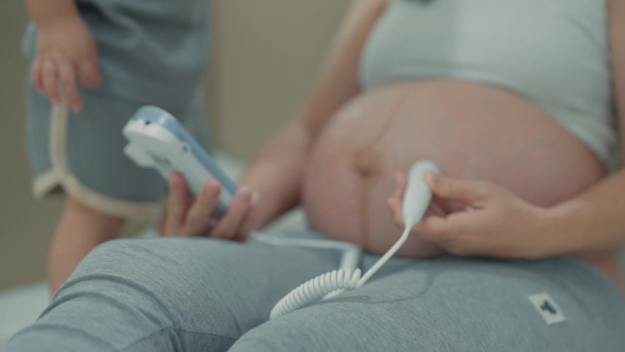 孕妇使用胎儿多普勒听婴儿心跳