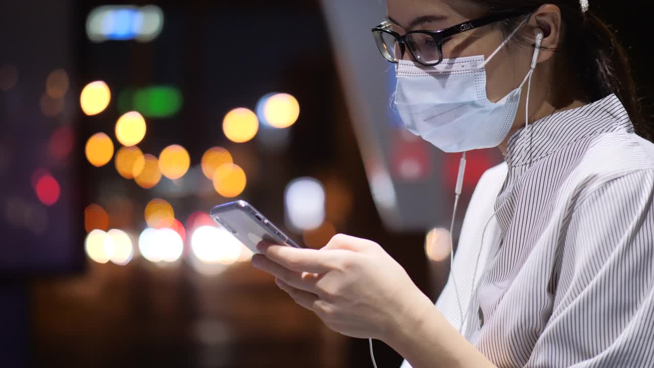亚洲女性用手机应用叫出租车