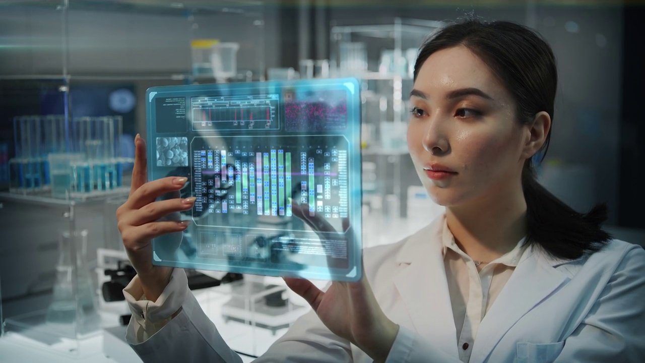研究DNA突变和血细胞的亚裔女性科学家。手持未来触摸屏