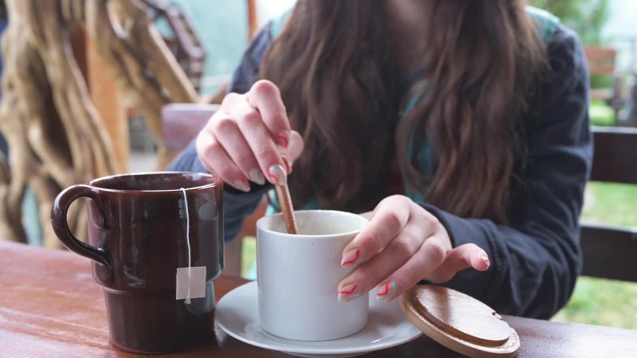 这位女士在茶里放了天然蜂蜜。