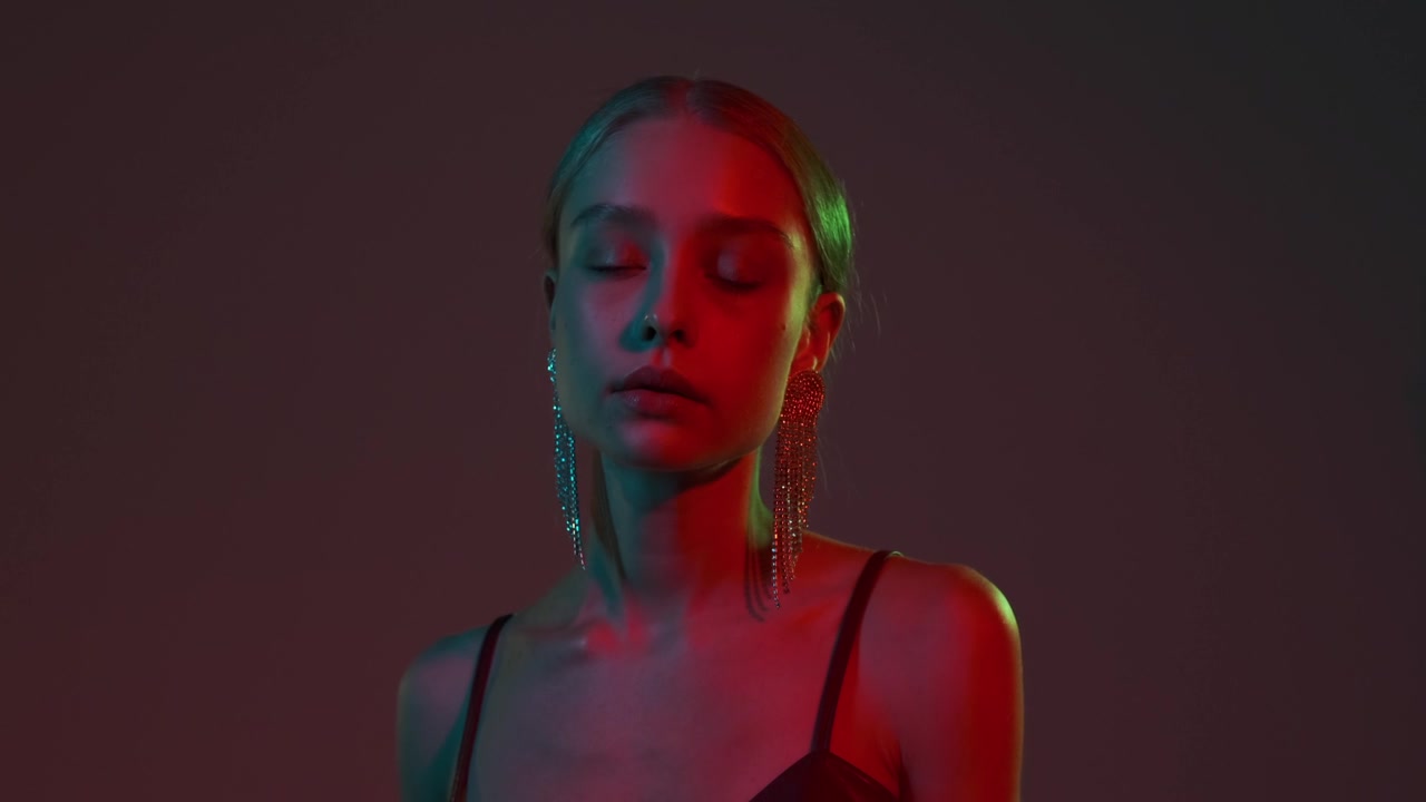 详情图-霓虹灯下跳舞的美女
