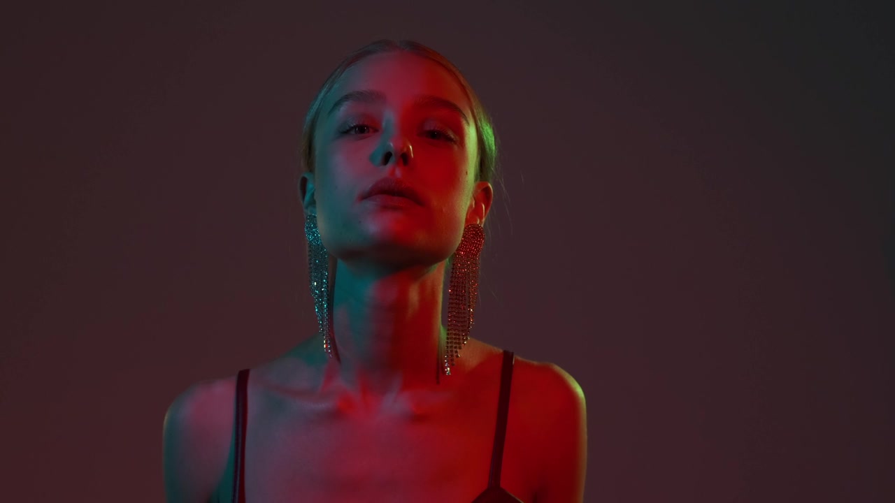 详情图-霓虹灯下跳舞的美女