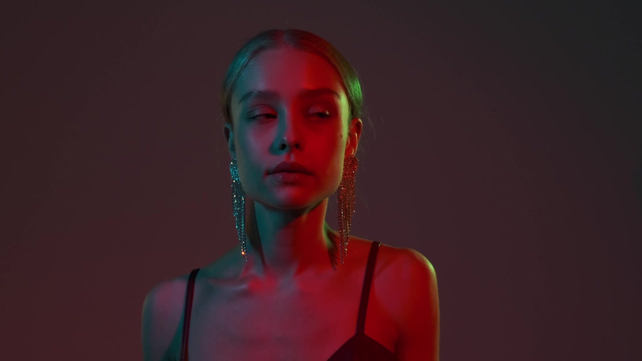 详情图-霓虹灯下跳舞的美女
