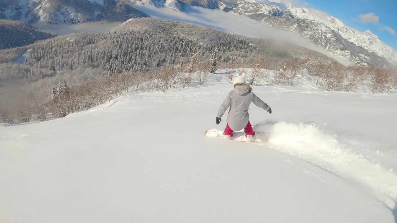 慢动作:极端的女子滑雪者在朱利安阿尔卑斯山的偏远地区。