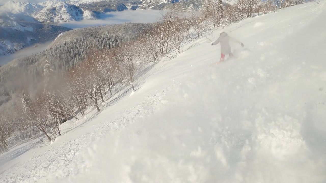 詳情圖-慢動作:極端的女子滑雪者在朱利安阿爾卑斯山的偏遠地區(qū)。