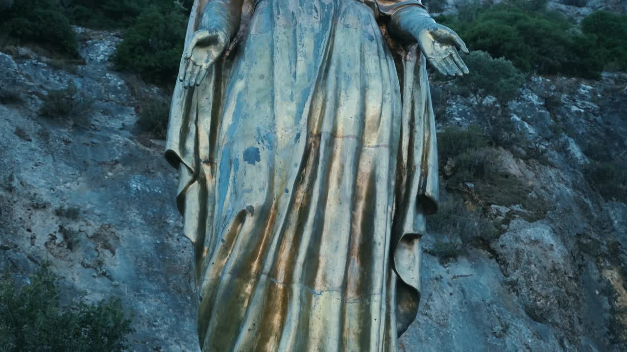 低角度的圣母玛利亚雕像，黄金宗教艺术和象征，在塞尔库克，伊兹密尔，土耳其。基督教雕塑的概念。
