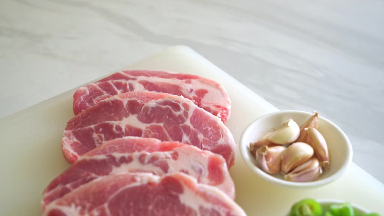 新鲜的猪颈肉，生的或猪颈肉，连同腌制的配料
