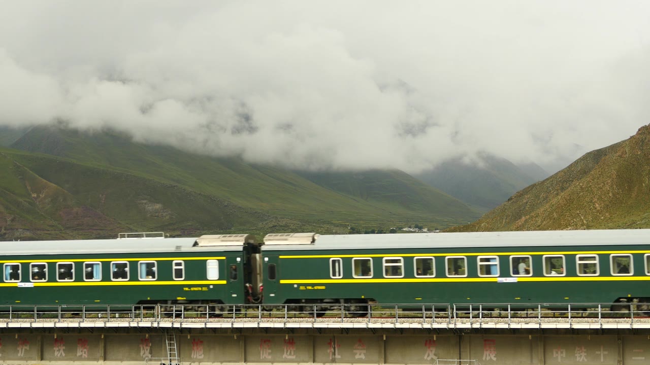 詳情圖-4k列車行駛在青藏鐵路上，中國青藏高原風光旖旎。