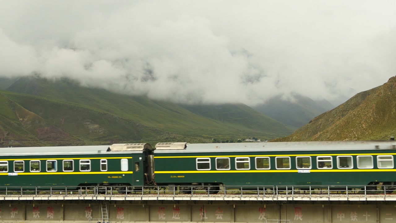詳情圖-4k列車行駛在青藏鐵路上，中國青藏高原風光旖旎。