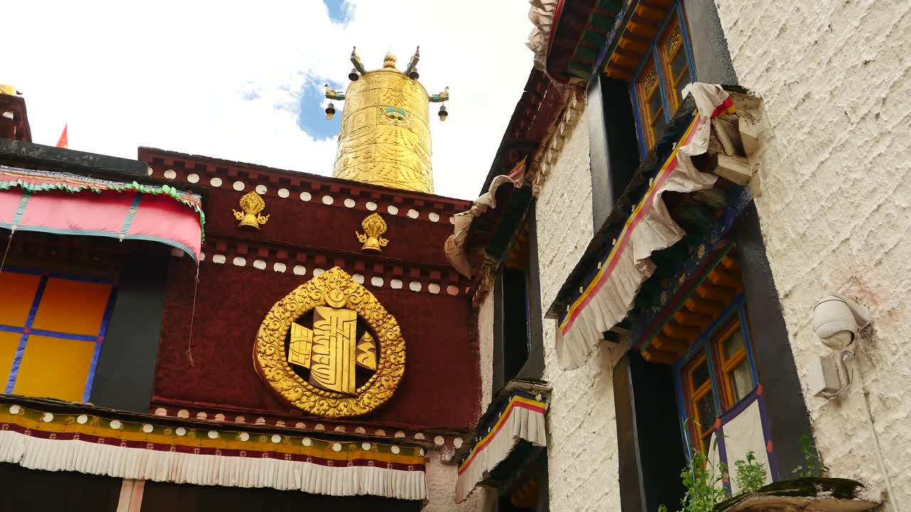 西藏拉萨大昭寺，蓝天白云。