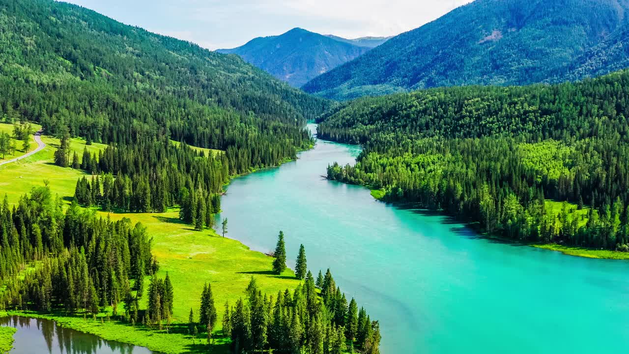 喀纳斯湖夏季鸟瞰图，新疆，中国。青山绿水。