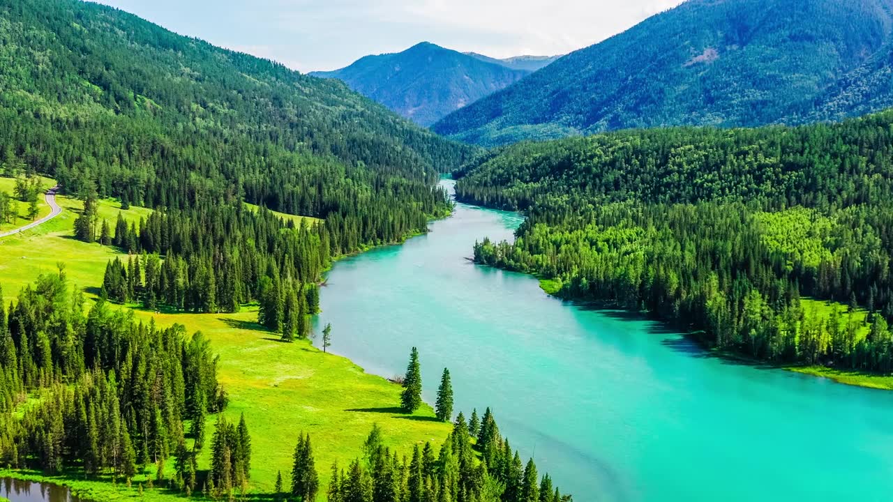 详情图-喀纳斯湖夏季鸟瞰图，新疆，中国。青山绿水。