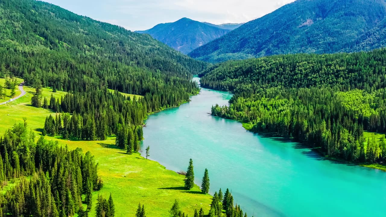 详情图-喀纳斯湖夏季鸟瞰图，新疆，中国。青山绿水。
