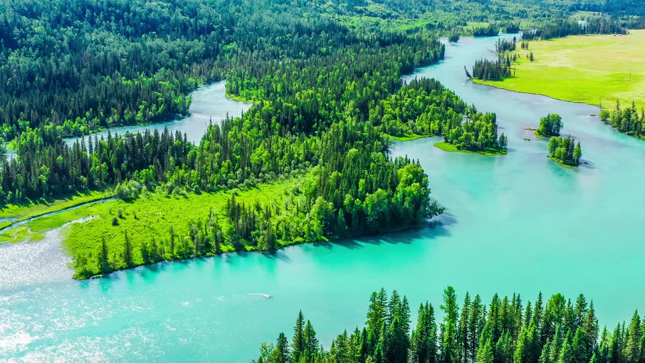 鳥瞰圖的綠色森林和河流在喀納斯，新疆，中國。