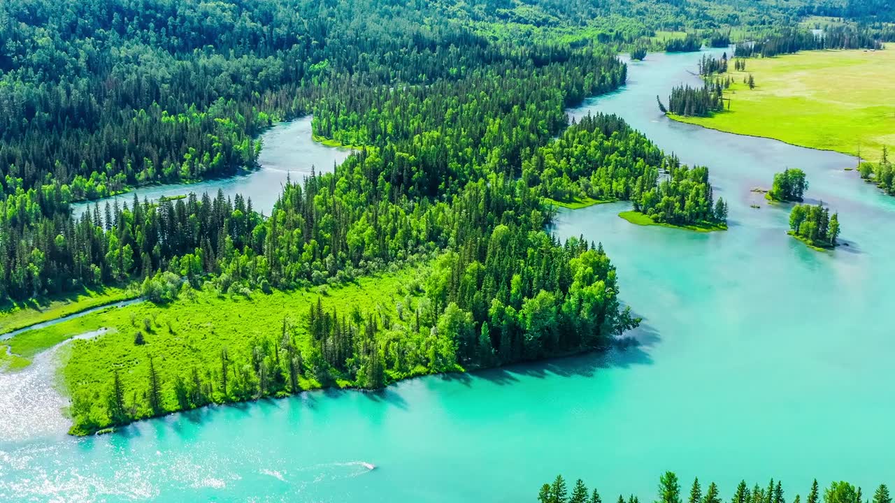 詳情圖-鳥瞰圖的綠色森林和河流在喀納斯，新疆，中國。