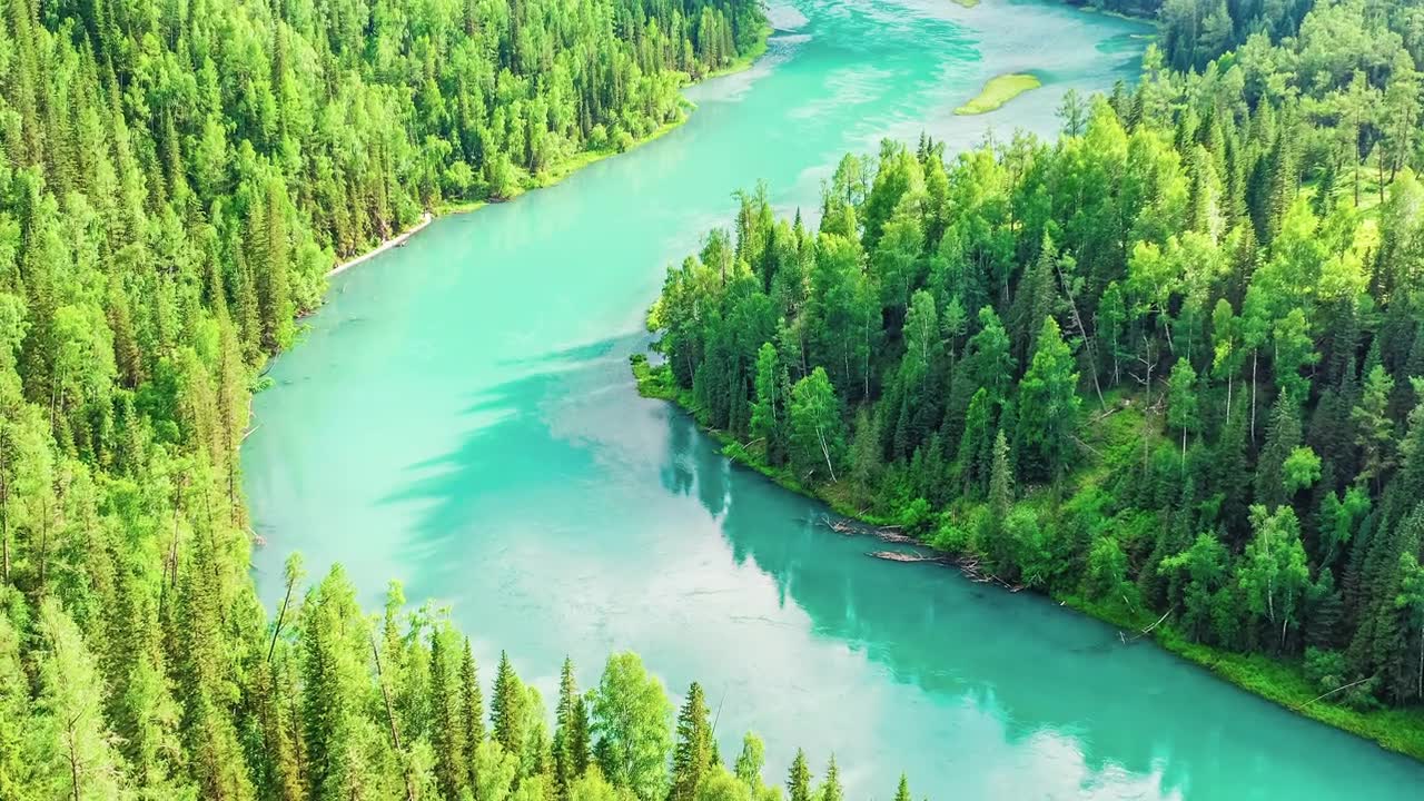 详情图-喀纳斯湖夏季鸟瞰图，新疆，中国。