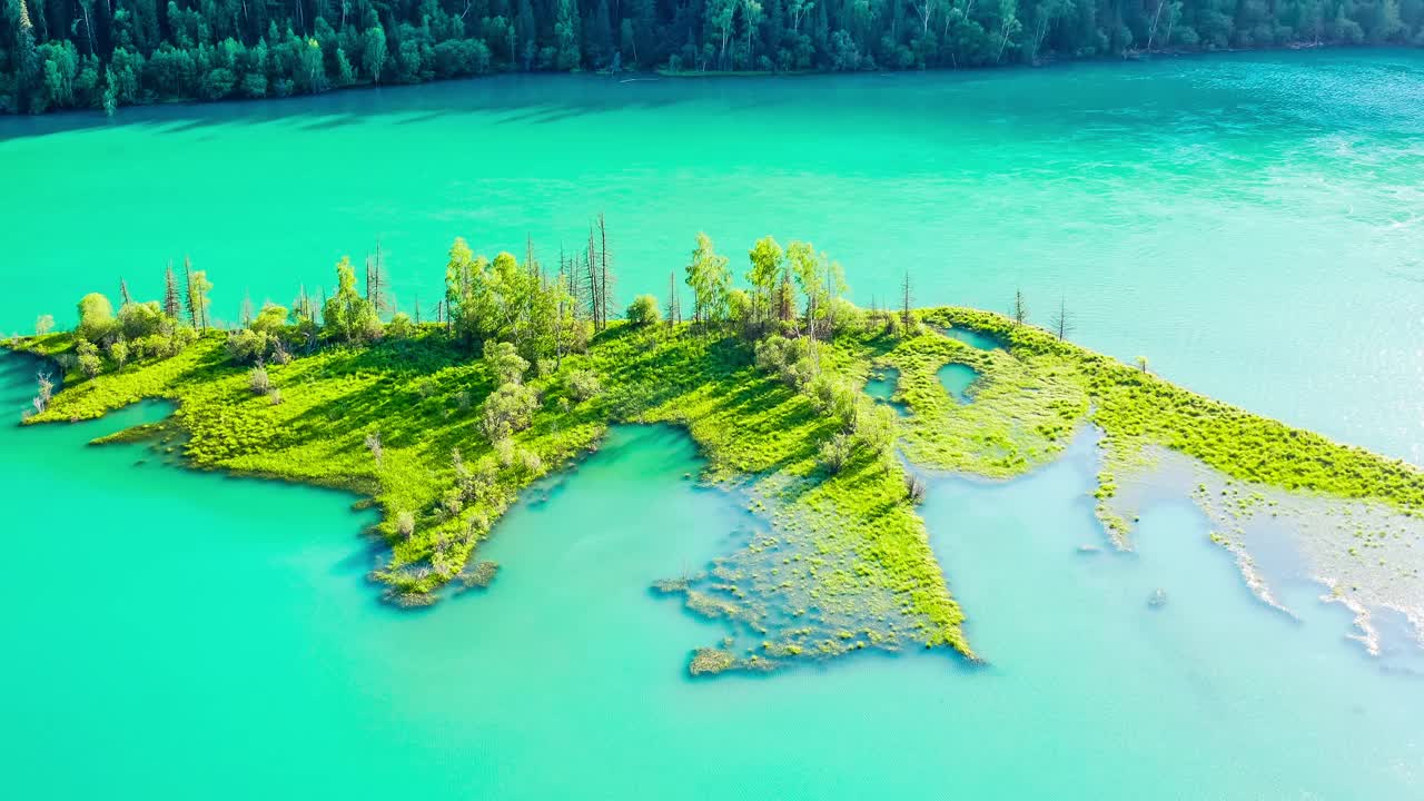 喀纳斯湖夏季鸟瞰图，新疆，中国。绿色森林和河流景观。
