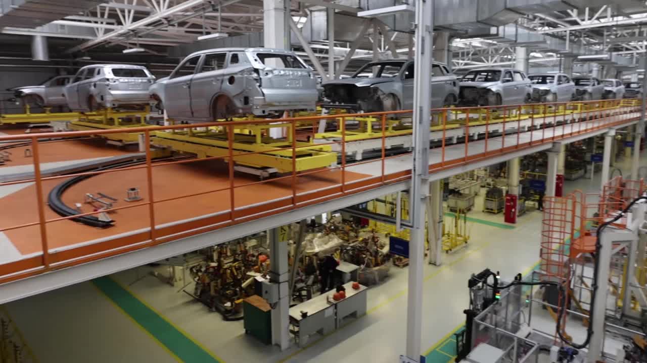 一個現(xiàn)代化汽車工廠的全景，使用機器人生產(chǎn)