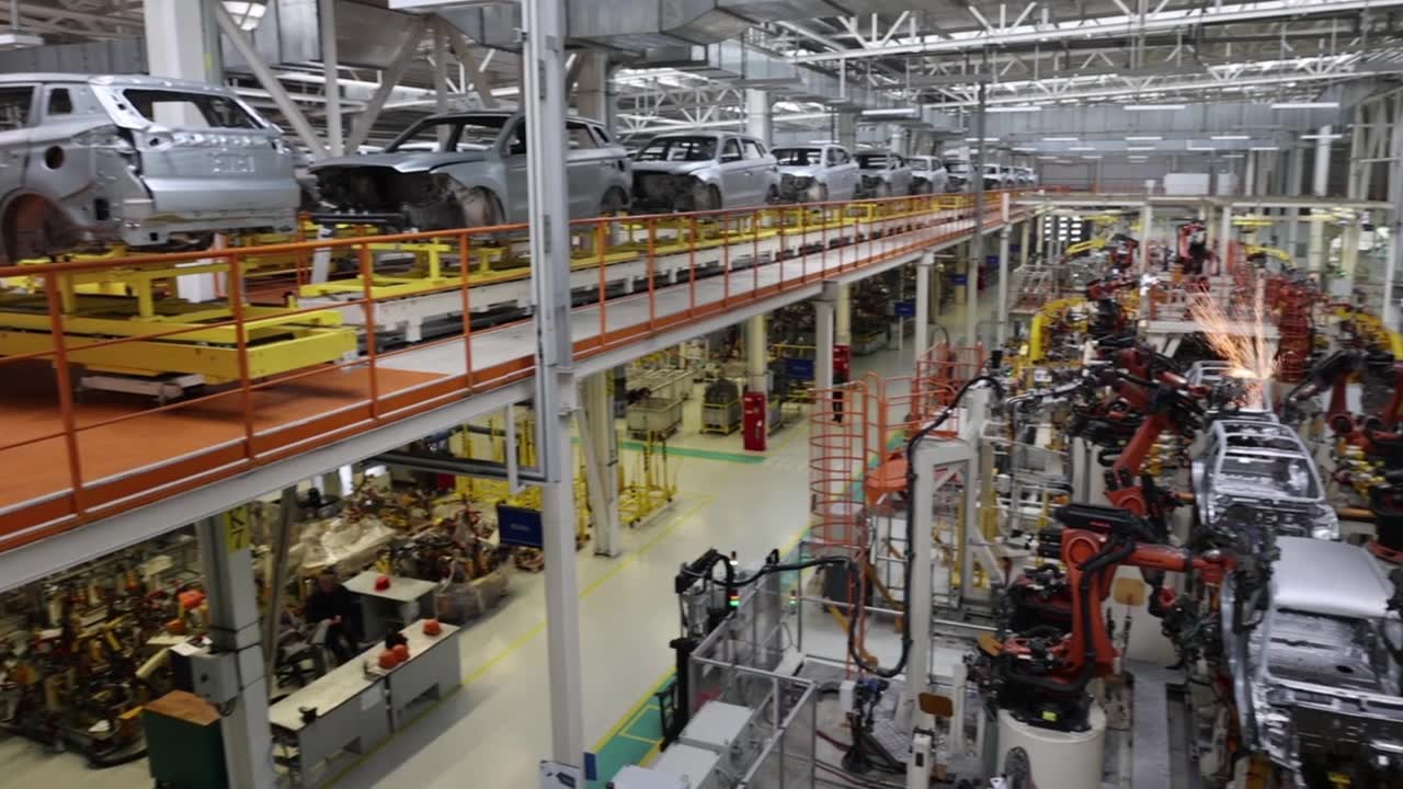 詳情圖-一個現代化汽車工廠的全景，使用機器人生產
