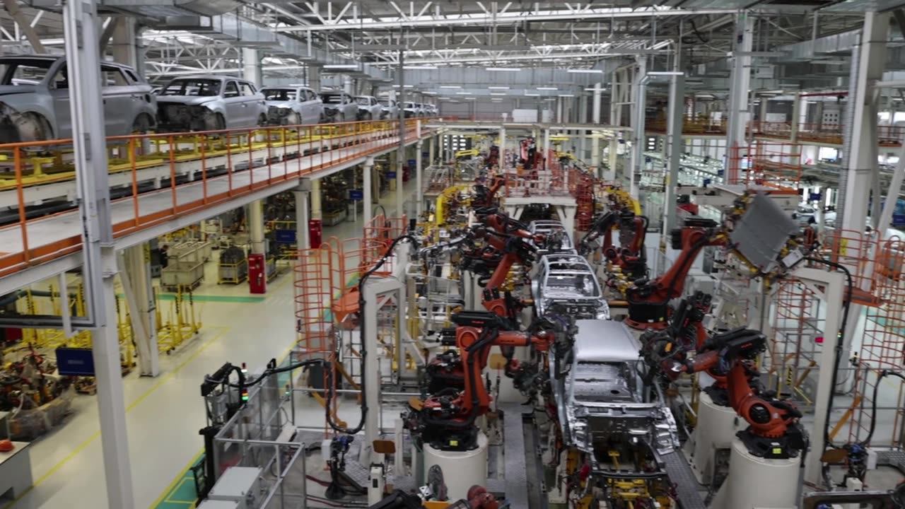 詳情圖-一個現代化汽車工廠的全景，使用機器人生產