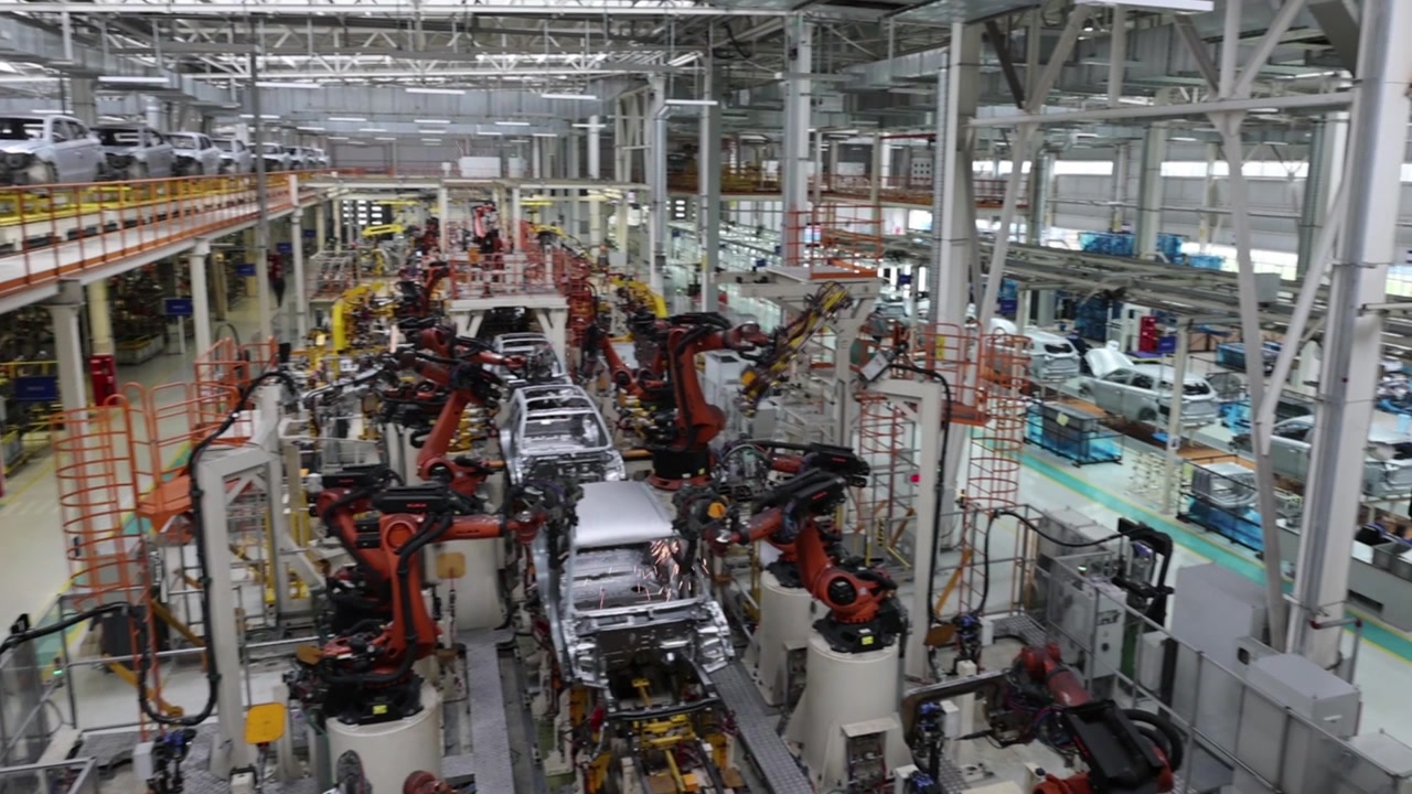詳情圖-一個現代化汽車工廠的全景，使用機器人生產