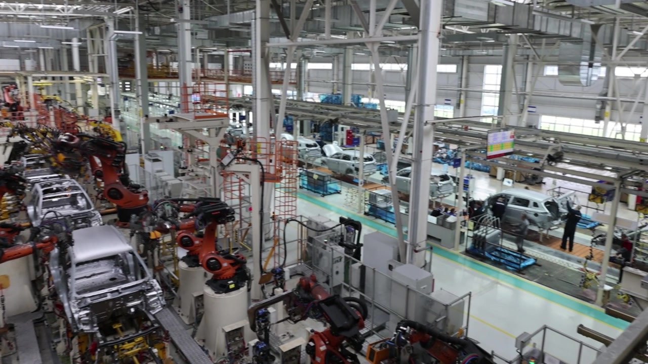 詳情圖-一個現代化汽車工廠的全景，使用機器人生產
