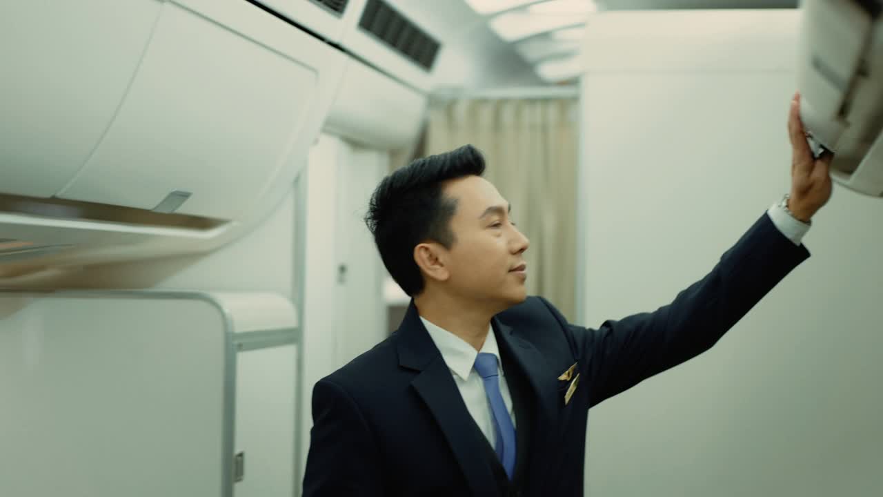 空乘人员准备起飞。