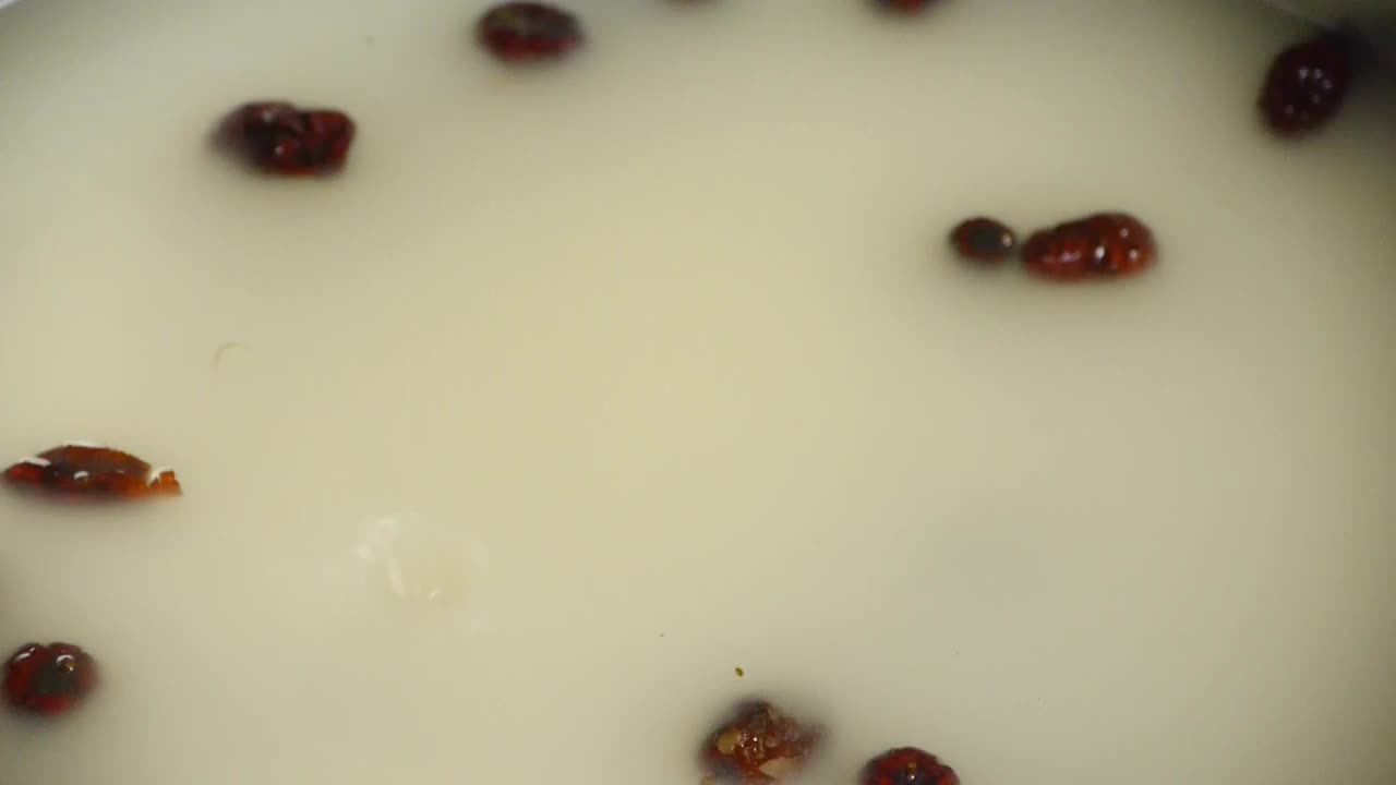 红枣在米汤里。
