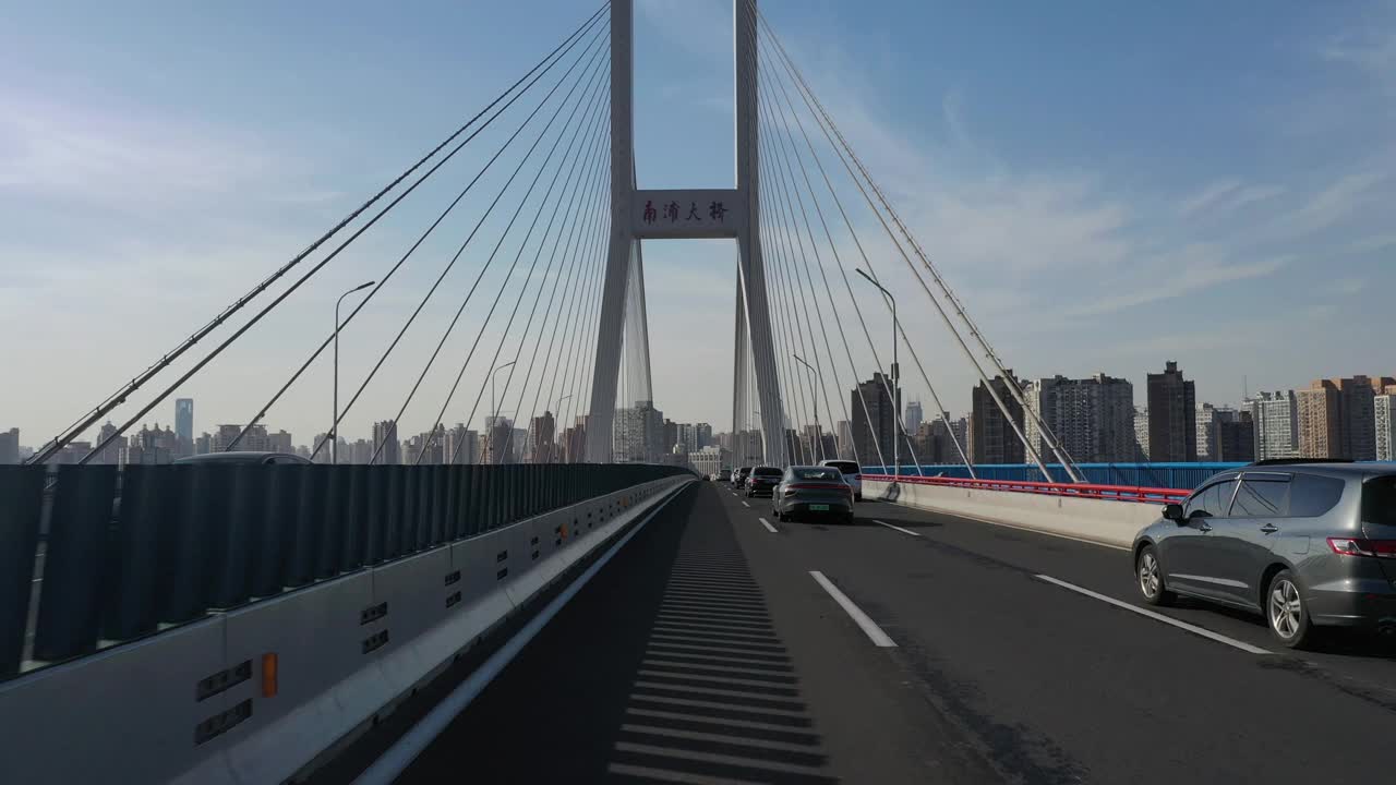实时汽车驶过南浦大桥，上海，中国