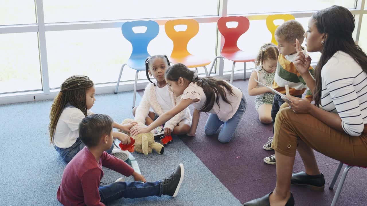 幼儿园老师准备上课