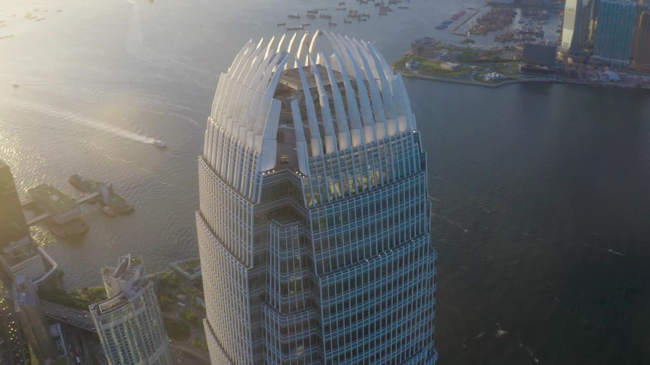鸟瞰夕阳下的香港城市和维多利亚港