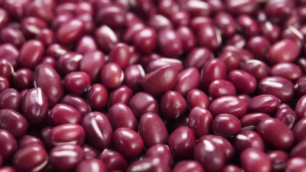 红豆或赤豆。以慢动作落下未煮熟的有机豆类。宏