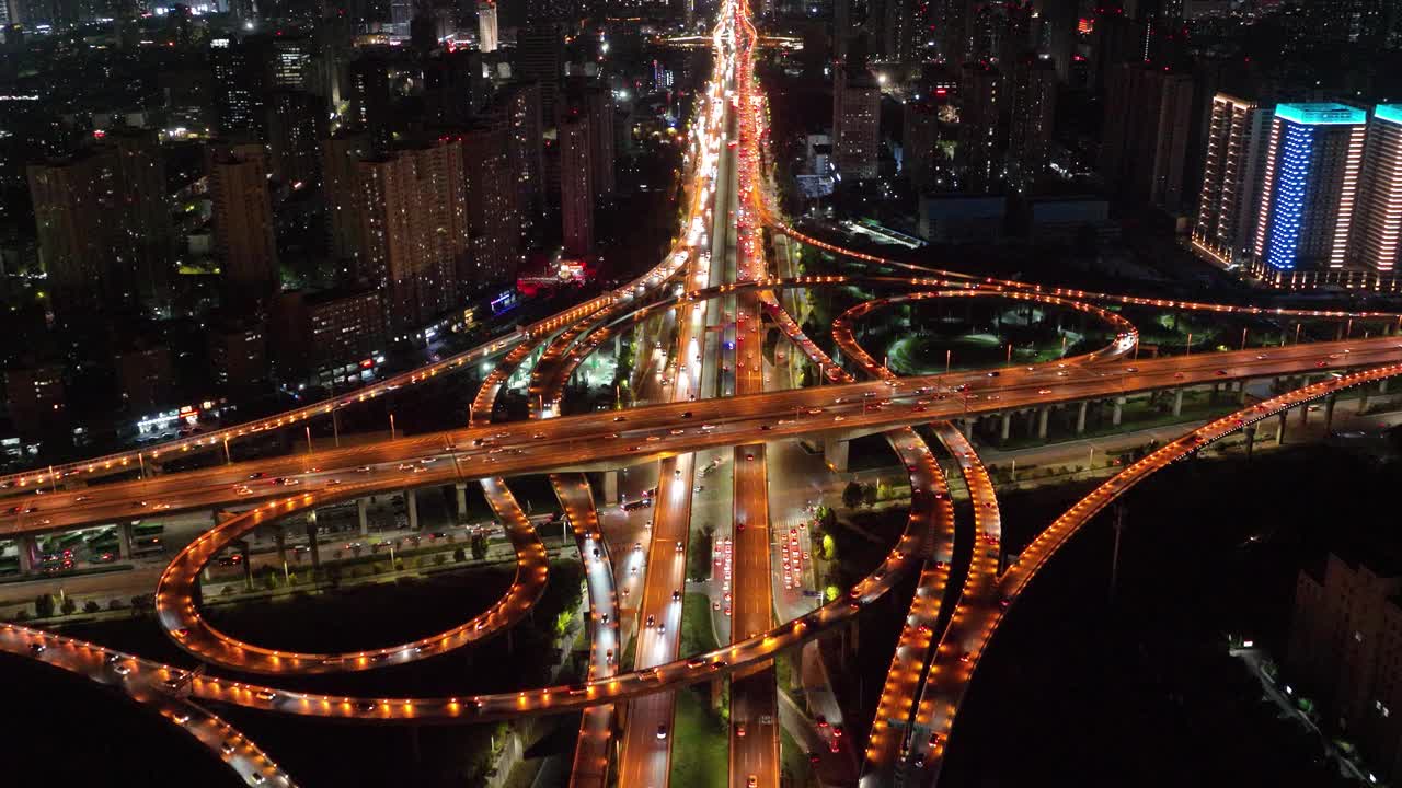 中国河南省郑州市夜间的立交桥