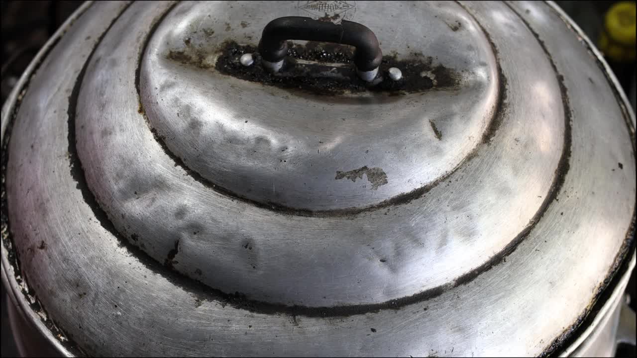 一个大淡水鱼在锅里蒸的特写镜头。