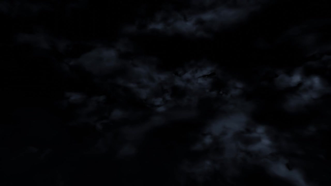 夜空中有雷雨闪电。