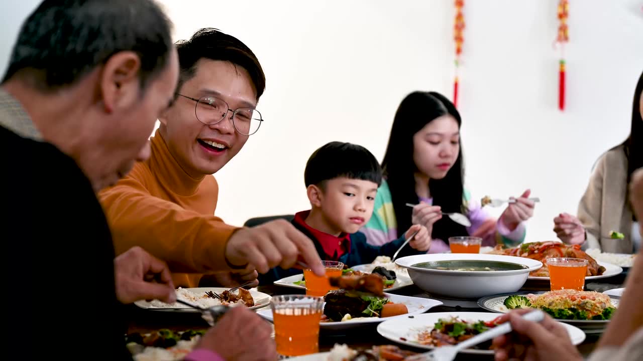 详情图-在中国新年期间,快乐的亚洲家庭的三代人在家里庆祝和享受团圆饭