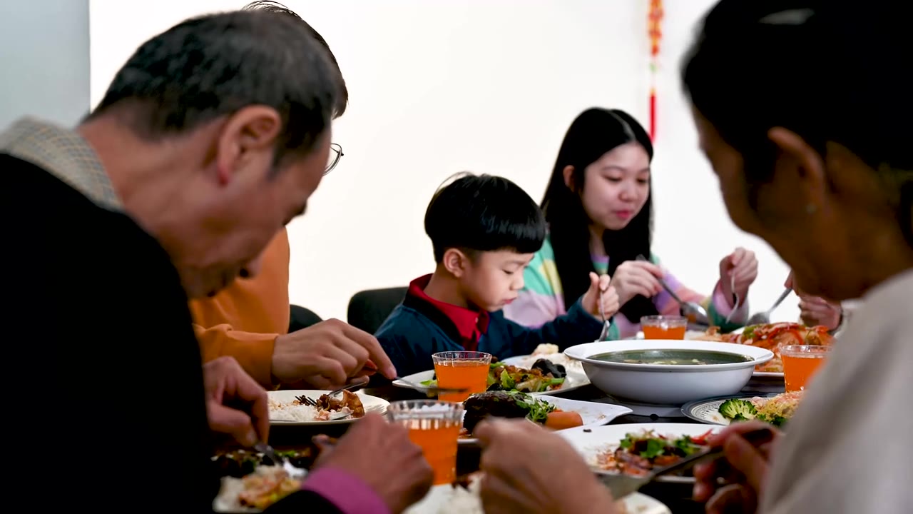 详情图-在中国新年期间,快乐的亚洲家庭的三代人在家里庆祝和享受团圆饭