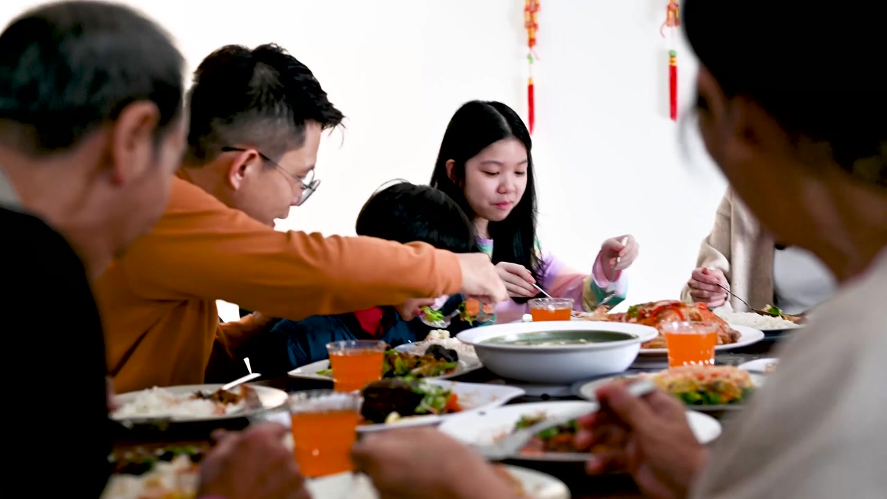 详情图-在中国新年期间,快乐的亚洲家庭的三代人在家里庆祝和享受团圆饭