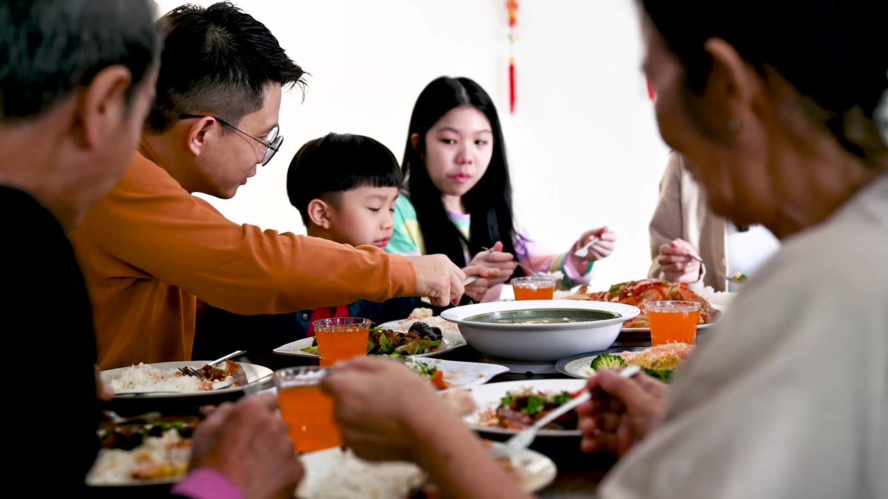 详情图-在中国新年期间,快乐的亚洲家庭的三代人在家里庆祝和享受团圆饭
