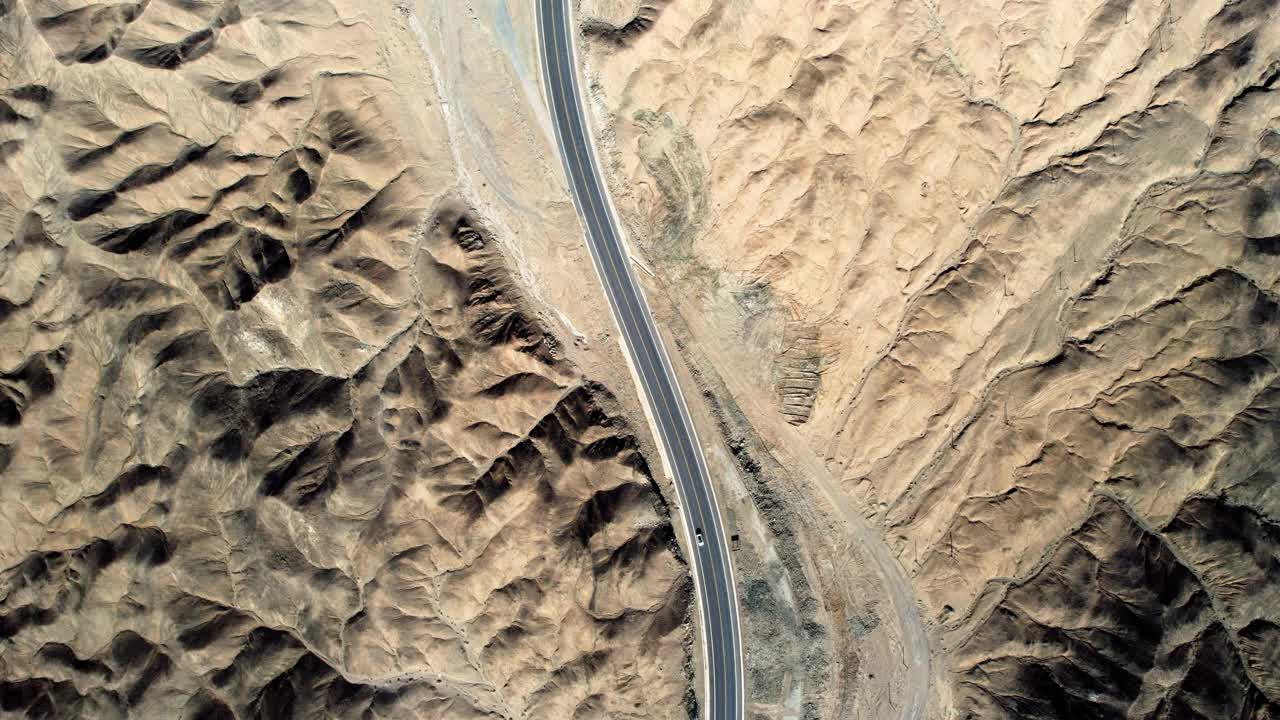 鸟瞰山区乡村公路