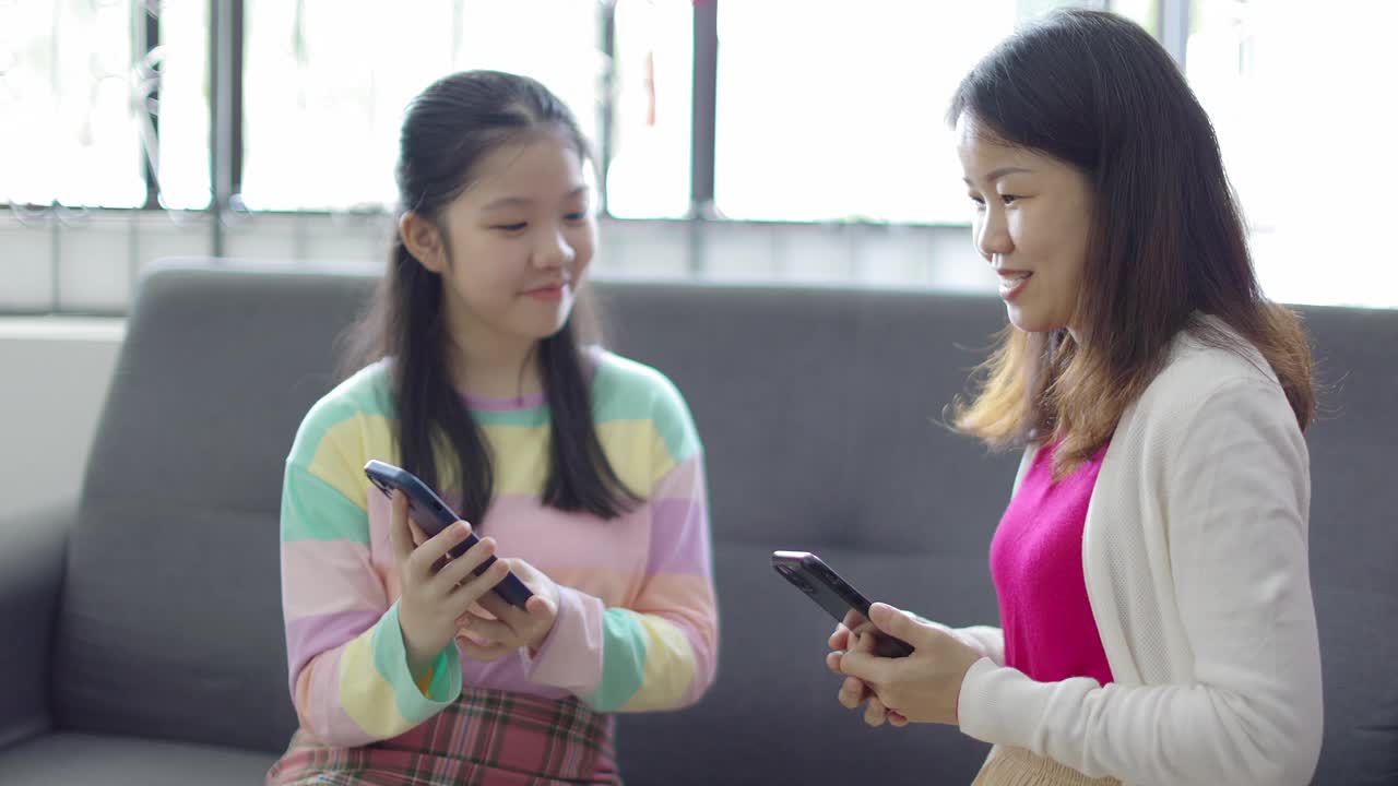 小女孩收到了妈妈寄来的电子红包