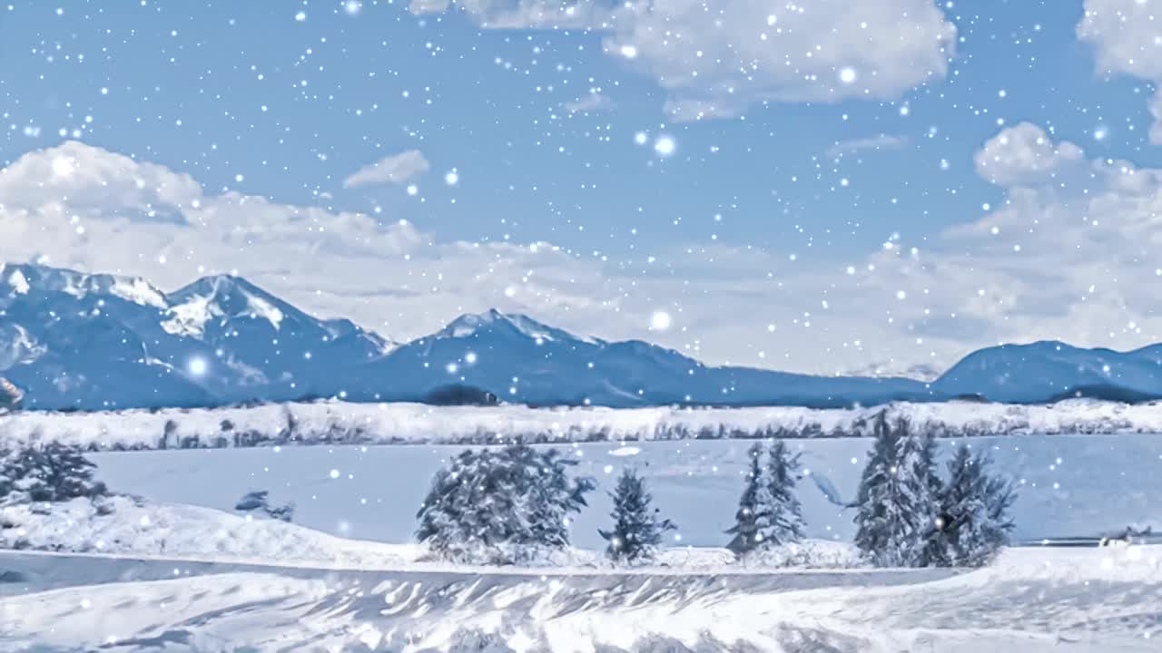 冬天的仙境和下雪的圣誕風(fēng)景。冰封的湖在雪山和樹木覆蓋的雪作為假日的背景