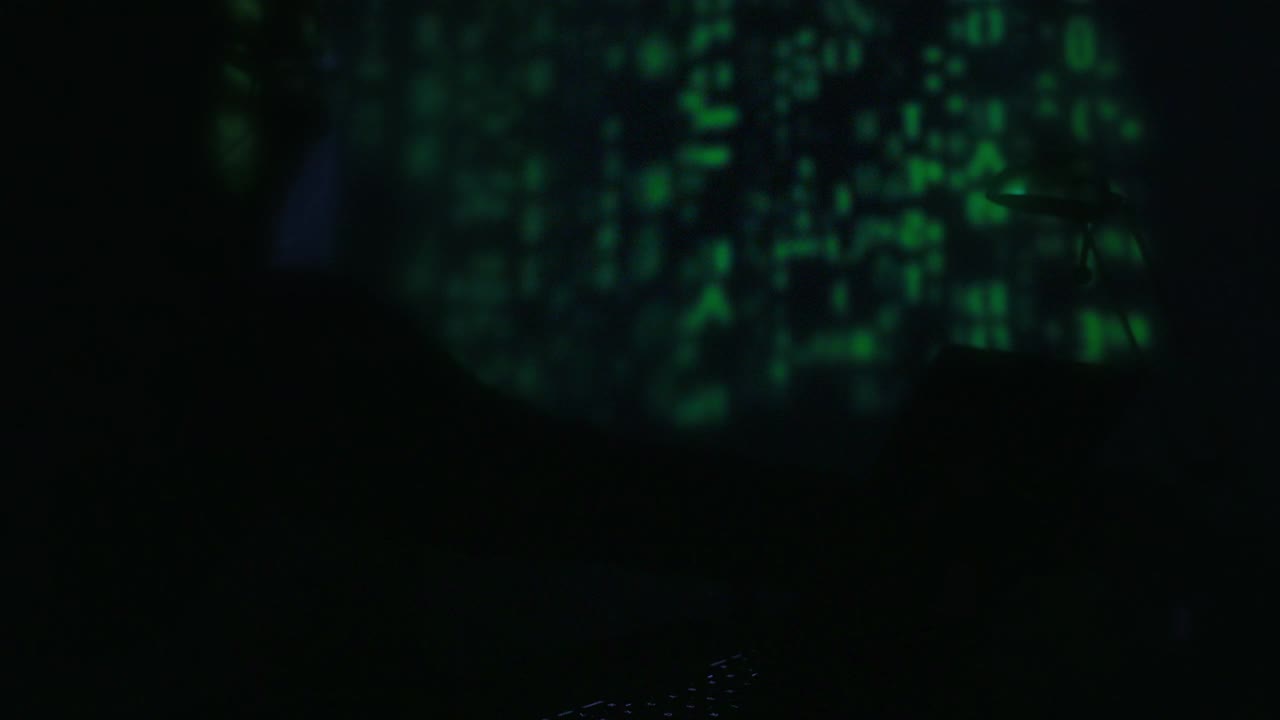 网络安全。高级职员，笔记本电脑和电话都有电脑代码。