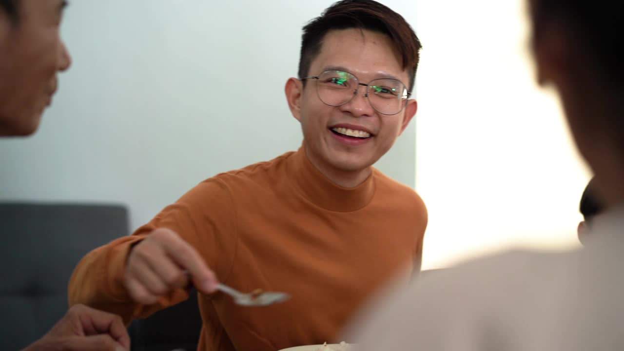 多代亚洲华人家庭在家里吃年夜饭