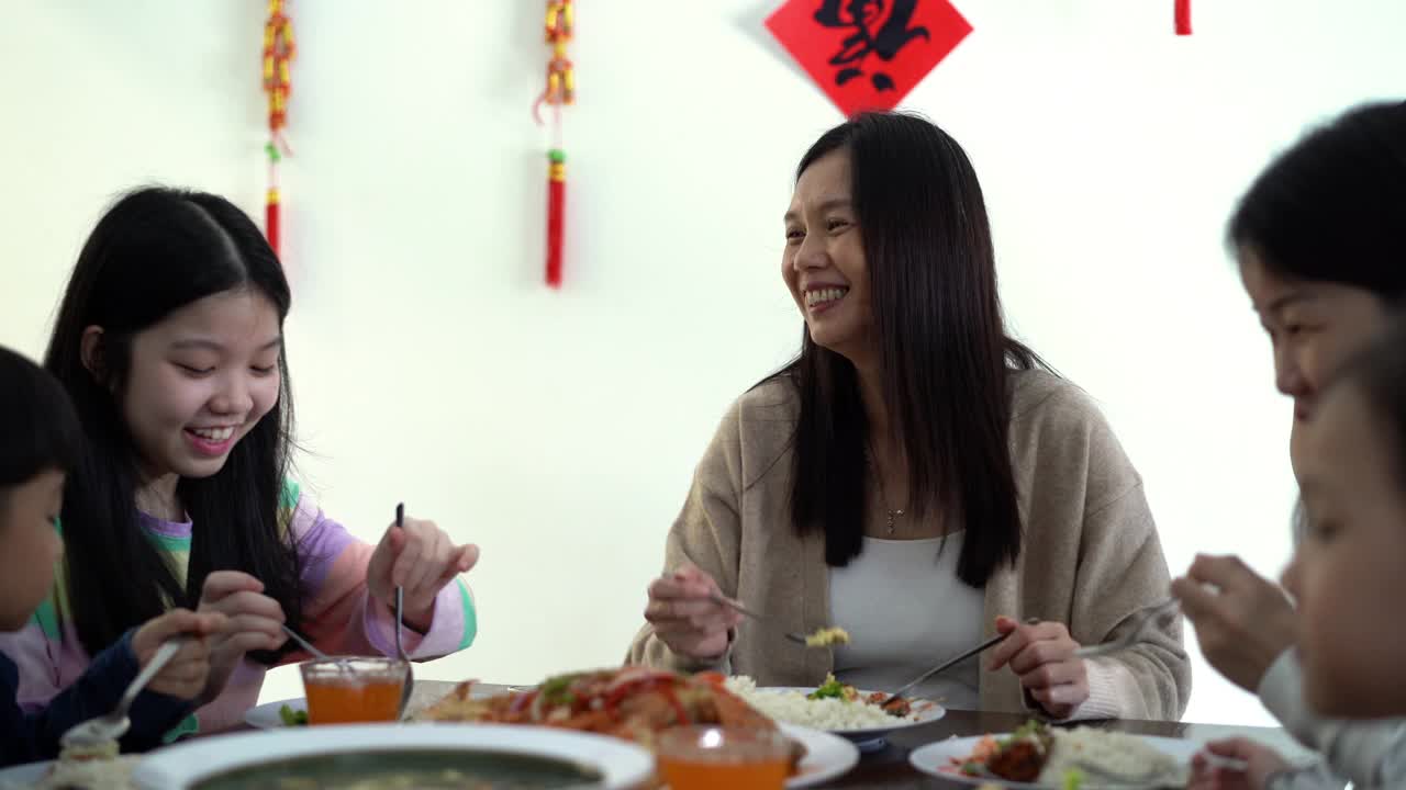 多代亚洲华人家庭在家里吃年夜饭