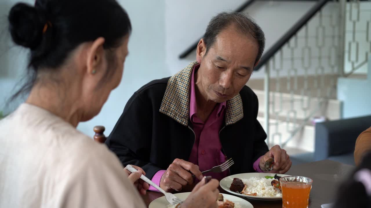 多代亚洲华人家庭在家里吃年夜饭