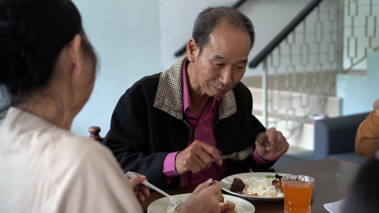 详情图-多代亚洲华人家庭在家里吃年夜饭